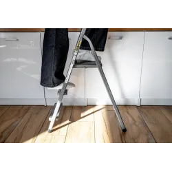 Escabeau HOME en acier, 3 marches, capacité de charge 125 kg Escabeau HOME en acier, 3 marches, capacité de charge 125 kg